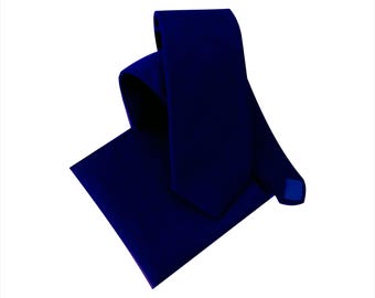 Puede incluir: Un conjunto de corbata y pañuelo de bolsillo de color azul oscuro. La corbata está doblada y el pañuelo de bolsillo está colocado plano.