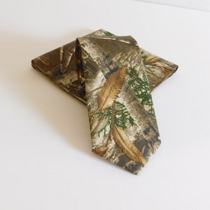 Realtree Edge cotton necktie with pocket square option image 1