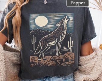 Southwest Coyote Graphic T-shirt - Arizona Desert Cactus Moon - Howling Coyote - Konstnärlig Boho Unisex Comfort Colors Linoleum Cut Style T-shirt