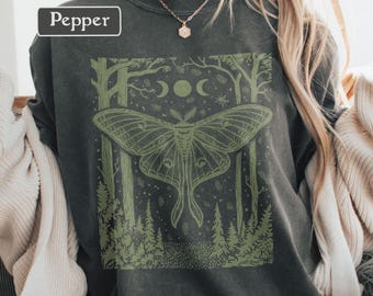 Koszulka z fazami księżyca i ćmą księżycową – koszula z leśną czarownicą, koszulka Cottagecore Nature, koszulka w stylu boho Moon, koszulka z grafiką Mystical Moth Comfort Colors