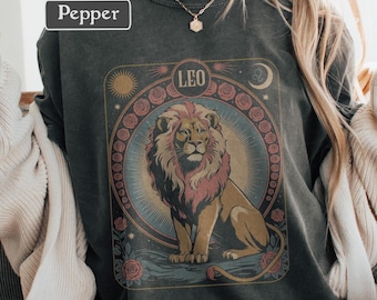 Koszulka zodiaku Lew, koszulka astrologiczna, koszulka z horoskopem, prezent dla znaku zodiaku Lew, styl tarota, mistyczny, niebiański komfort, kolory vintage, styl Alphonse'a Muchy