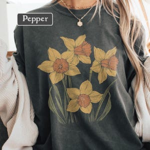 Daffodil T-Shirt Floral Graphic Tee Botanical Flower Design Vintage Artistic Retro Shirt Unisex Comfort Colors Floral Tee