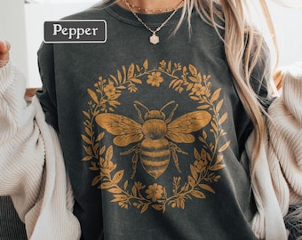 Cottagecore Honeybee T-Shirt - Retro Bee Tee for Women - Nature Lover Gift - Cute Bee Shirt - Honey Bee Graphic Tee - Bee Lover Gift
