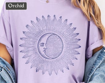 Koszulka z motywem słońca i księżyca, koszulka z grafiką niebiańską, koszulka vintage boho z astrologią, koszulka z motywem duchowego słońca i księżyca, retro kosmiczny nadruk, koszulka z mistycznym prezentem