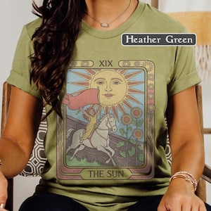 Camiseta de Tarot, El Sol, Art Nouveau, Camiseta de Tarot Vintage, Camiseta Gráfica Celestial, Camiseta Mística, Camiseta Gráfica Esotérica de Soft Bella Canvas