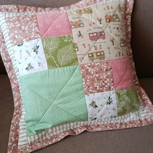 "Cottage Cozy Patchwork Kissenbezug | Gesteppte Kissenhülle aus Baumwolle | Landhaus Dekor | Einweihungsgeschenk