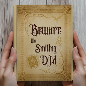 Op de afbeelding: Een beige boek met de tekst "Beware the Smiling DM" in een decoratief lettertype. Het boek heeft een sierlijke rand met een draak- en scrollontwerp. Het boek wordt door twee handen tegen een houten achtergrond gehouden.