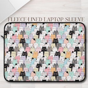 以下が含まれることがあります： カラフルな漫画の猫の繰り返し模様が特徴の、フリース裏地付きのラップトップスリーブ。 スリーブには黒いジッパーとトリムが付いています。 テキスト「FLEECE-LINED LAPTOP SLEEVE」が上部に印刷されています。