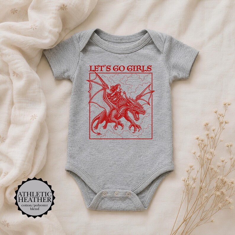 Pelele de bebé retro de fantasía: Regalo de jinete de dragón para mamá primeriza, regalo de fantasía para recién nacida, regalo de empoderamiento femenino para bebé, las niñas siempre serán niñas. Athletic Heather