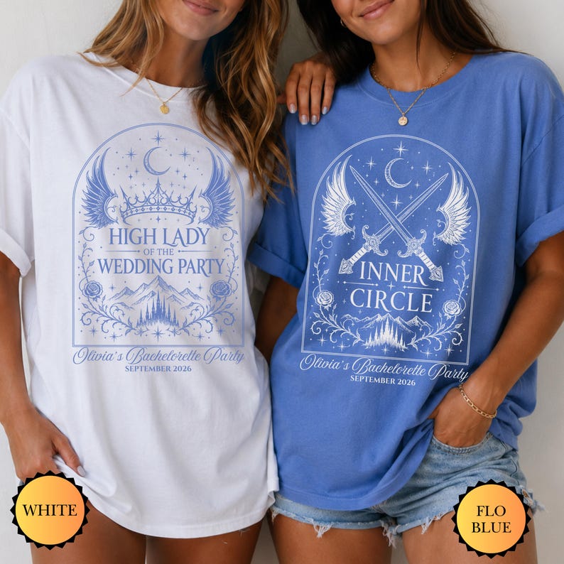 Puede incluir: Una camiseta blanca y una azul con estampados gr&aacute;ficos blancos. La blanca muestra una corona, alas y el texto 'HIGH LADY OF THE WEDDING PARTY'. La azul muestra espadas cruzadas, alas y 'INNER CIRCLE'. Ambas incluyen 'Olivia's Bachelorette Party SEPTEMBER 2026'.