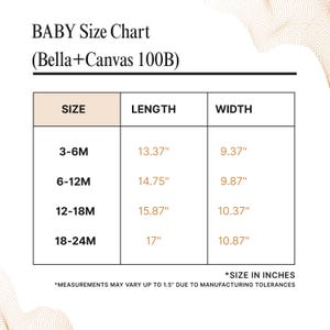 Puede incluir: Una tabla de tallas para beb&eacute;s Bella+Canvas 100B. La tabla enumera las tallas 3-6M, 6-12M, 12-18M y 18-24M con las medidas de largo y ancho correspondientes en pulgadas. Indica que las medidas pueden variar hasta 1.5 pulgadas por fabricaci&oacute;n.
