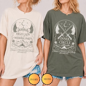 Puede incluir: Dos camisetas de manga corta en color marfil y verde musgo. La camiseta marfil presenta una corona, alas y el texto HIGH LADY OF THE WEDDING PARTY. La verde muestra espadas cruzadas, alas e INNER CIRCLE. Ambas incluyen Olivia's Bachelorette Party SEPTEMBER 2026.