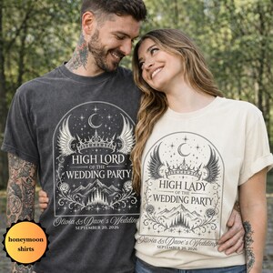 Puede incluir: Una camiseta gris carb&oacute;n y una camiseta color crema, ambas con un gr&aacute;fico negro de una corona, alas, estrellas, una luna creciente y un castillo. El texto dice High Lord of the Wedding Party y High Lady of the Wedding Party, Olivia & Dave's Wedding, September 20, 2026.