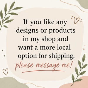K&ouml;nnte beinhalten: Helle beige Grafik mit dem Text: &bdquo;Wenn Ihnen Designs oder Produkte in meinem Shop gefallen und Sie eine lokalere Versandoption w&uuml;nschen, schreiben Sie mir bitte eine Nachricht!&ldquo; Dekorative Bl&auml;tter und ein Herz sind ebenfalls enthalten.