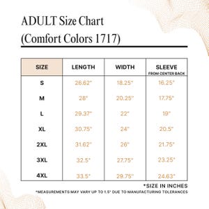 Puede incluir: Una tabla de tallas ADULT para prendas Comfort Colors 1717. La tabla enumera tallas de S a 4XL con medidas de largo, ancho y manga en pulgadas. Una nota al pie indica que las medidas pueden variar hasta 1.5 pulgadas por tolerancias.