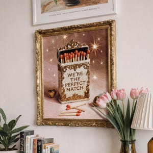 Pôster digital romântico em caixa de fósforos, dourado e rosa, ideal para o Dia dos Namorados.