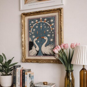Pôster de arte digital folclórica celestial com cisnes, gansos e estrelas em tons de azul. Ideal para presentear.