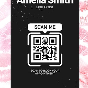 Può includere: Design di biglietto da visita con sfondo nero e segni di baci di rossetto rosa. La carta presenta il nome "Amelia Smith, Lash Artist" in testo bianco, insieme a un codice QR con "Scan Me" e "Scan to book your appointment". È incluso anche l'handle di Instagram @ameliartist.