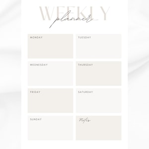Può includere: Un'agenda settimanale minimalista con sfondo beige chiaro. La parola "WEEKLY" è stampata in un carattere serif marrone chiaro, con "planner" in scrittura a mano. I giorni della settimana sono elencati, con spazio per le note.