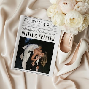 Puede incluir: Un programa de boda impreso estilo periódico titulado The Wedding Times, con el texto Wedding Celebration of Olivia & Spencer, Saturday, 26th September 2026, Rome, Italy, y una fotografía de una pareja abrazada con ropa formal.