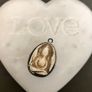 Carved shell Seated Buddha pendant, Buddhist jewelry, Meditation gift, Yoga pendant for jewelry or mala, buddha amulet