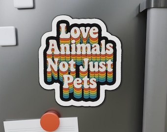 Ama a los animales, no solo a las mascotas: imán para nevera y coche con tipografía retro arcoíris de los 70 y activismo vegano. Un regalo colorido contra el especismo.