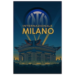 Puede incluir: Un póster que representa el estadio San Siro en Milán, Italia, con las palabras "Internazionale Milano" en letras doradas. La imagen tiene un fondo azul oscuro con focos. El logotipo del Inter de Milán está en la parte superior.