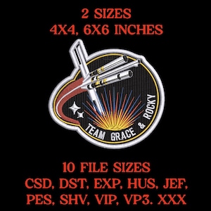 Puede incluir: Una taza de cerámica blanca con un asa negra y el texto "But First, Coffee" en negro, con una fuente de estilo manuscrito. La taza está sobre una superficie blanca.