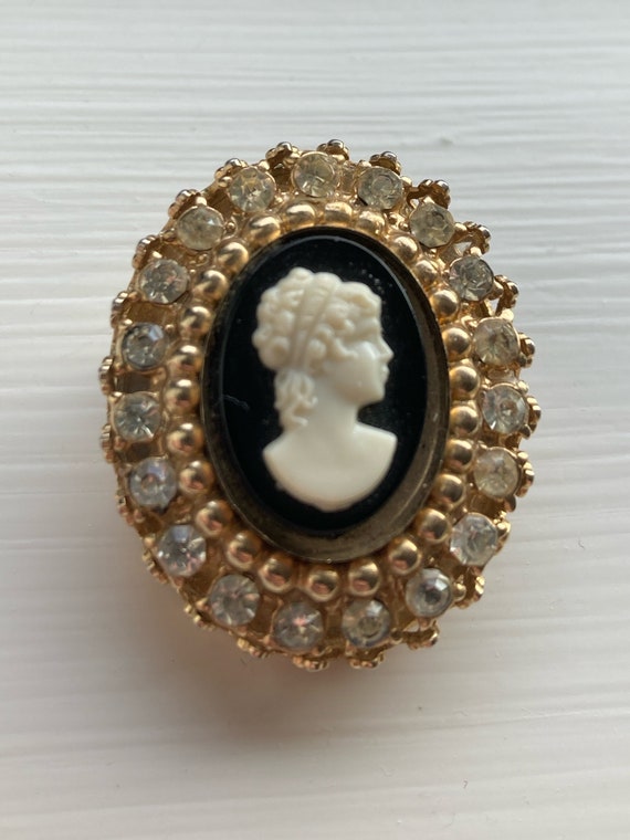 Vintage Coro Cameo Brooch/Pin