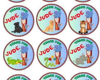 Può includere: Un foglio di adesivi circolari con vari animali dei cartoni animati, tra cui un alligatore, un maiale, un rinoceronte e una scimmia. Ogni adesivo presenta il testo "THANK YOU JUDE" in rosso, con un elefante blu e un topo.