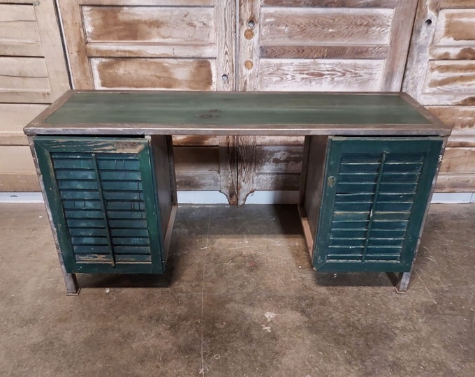 UNIQUE 1940,S STEEL DESK # 187427 Shipping is not free please conatct us before purchase Thanks