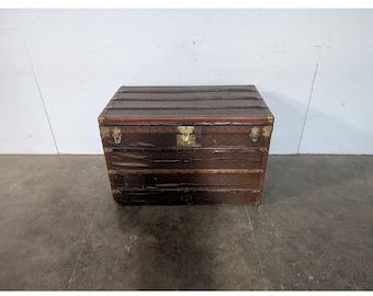 Aux Etats Unis Luxury Trunk 1930's # 196540 Shipping is not a 1.00 Shipping is not free please contact us before purchase Thanks