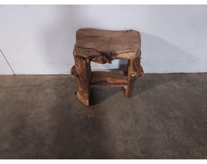 Unique Hand Made Log Bench # 195423 Shipping is not a 1.00 Shipping is not free please contact us before purchase Thanks