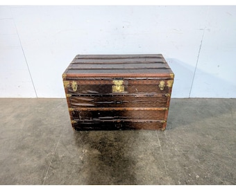Aux Etats Unis Luxury Trunk 1930's # 196540 Shipping is not a 1.00 Shipping is not free please contact us before purchase Thanks