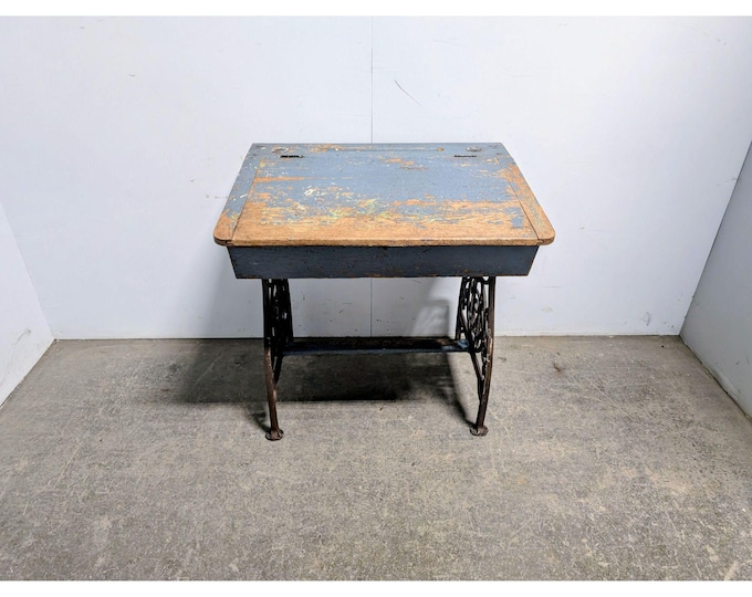 UNIQUE 1920,S SCOOL DESK # 199059 Shipping is not a 1.00 Shipping is not free please contact us before purchase Thanks