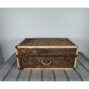 UNIQUE 1920,S TRAVEL TRUNK # 187492 Shipping is not a 1.00 Shipping is not free please contact us before purchase Thanks