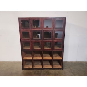 1890,S 12 GLAZEN DEURKAST # 192415 Verzending is niet gratis. Neem voor aankoop contact met ons op. Bedankt