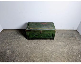 Late 1800,s Flip Top Trunk # 198091 Shipping is not a 1.00 Shipping is not free please contact us before purchase Thanks