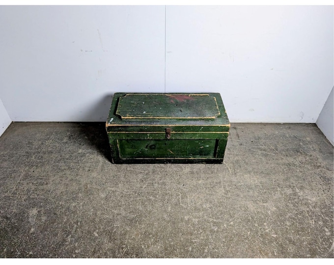 Late 1800,s Flip Top Trunk # 198091 Shipping is not a 1.00 Shipping is not free please contact us before purchase Thanks