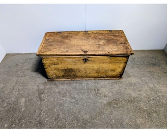 Early 1800,s Flip Top Trunk # 200314 Shipping is not a 1.00 Shipping is not free please contact us before purchase Thanks