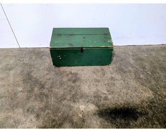 Late 1800,s Flip Top Pine Trunk # 200875 Shipping is not a 1.00 Shipping is not free please contact us before purchase Thanks