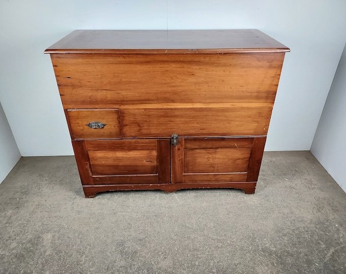 UNUSUAL 1840,S BLANKET CHEST # 189423 Shipping is not free please conatct us before purchase Thanks