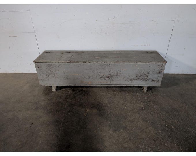 Early 1800,s Flip Top Trunk / Bench # 196713 Shipping is not a 1.00 Shipping is not free please contact us before purchase Thanks