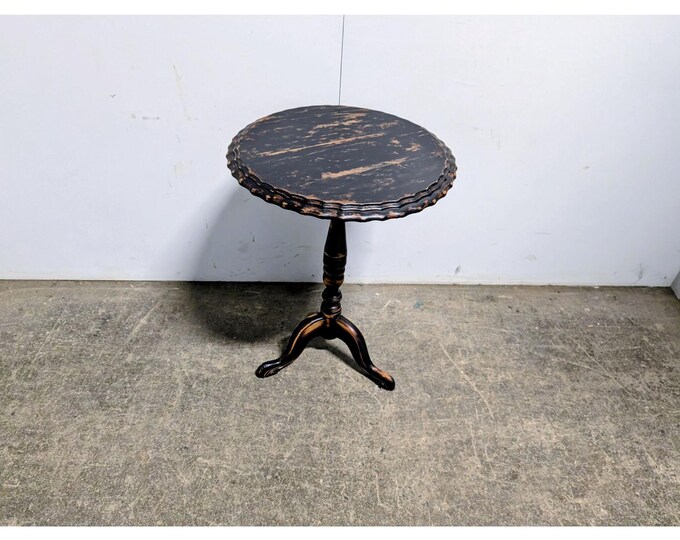 1940,s Painted Flip Top Table # 198311 Shipping is not a 1.00 Shipping is not free please contact us before purchase Thanks
