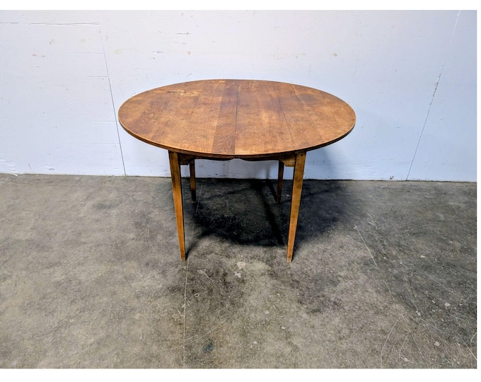 Simple 1940,s round pine table with tapered leg # 201546 Shipping is not a 1.00 Shipping is not free please contact us before purchase Thank