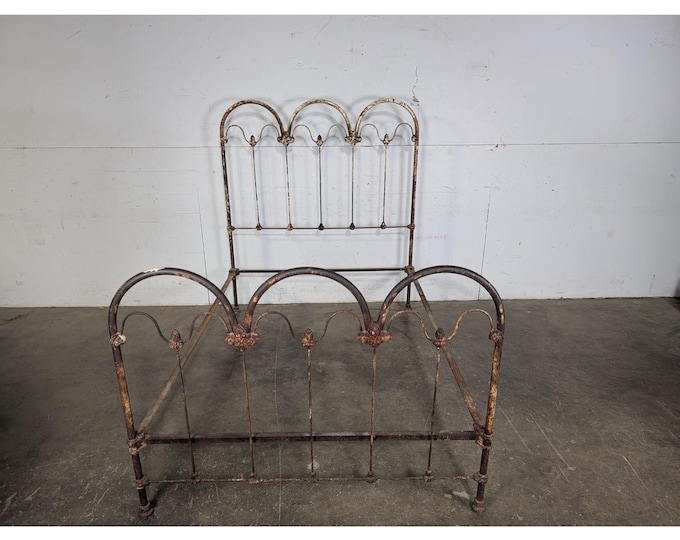 ELEGANT 1900,S IRON BED # 197374 Shipping is not a 1.00 Shipping is not free please contact us before purchase Thanks