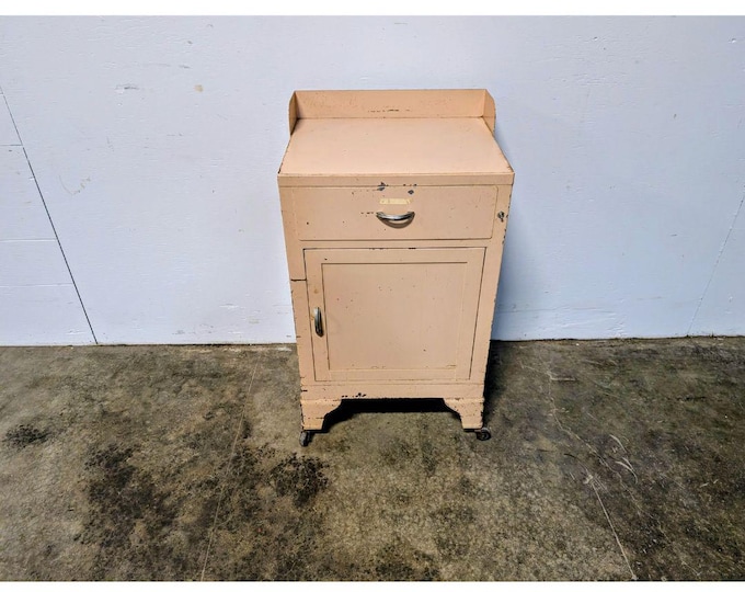 1940,S METAL MEDICAL CABINET # 200977 Shipping is not a 1.00 Shipping is not free please contact us before purchase Thanks