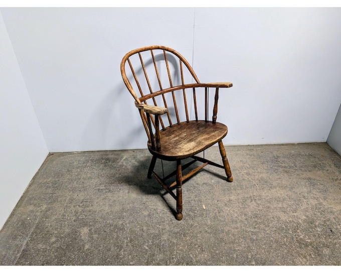 Mid 1800,s Bow Back Oak Windsor Chair # 199930 Shipping is not a 1.00 Shipping is not free please contact us before purchase Thanks