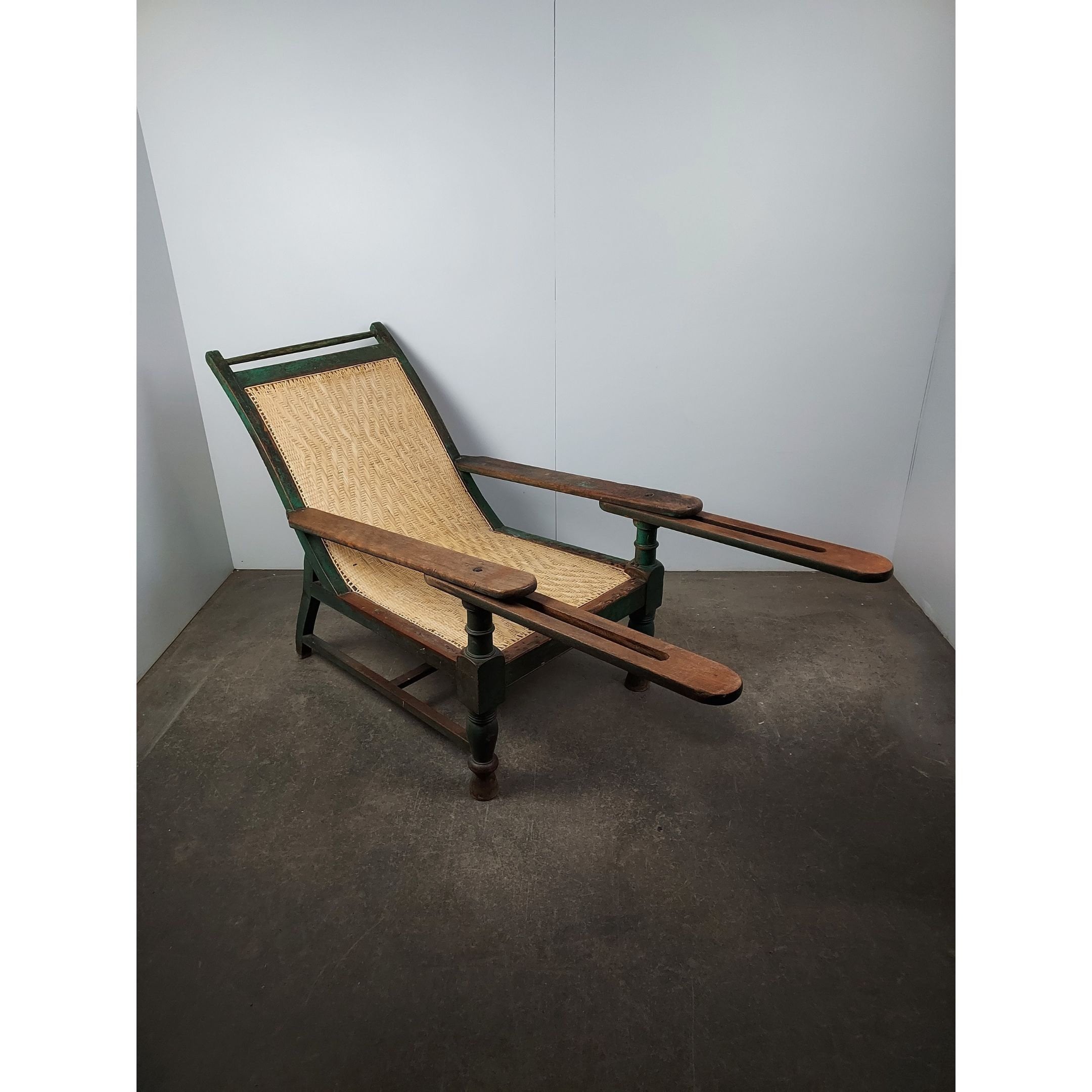 Plantation chair with folding arms hotsell