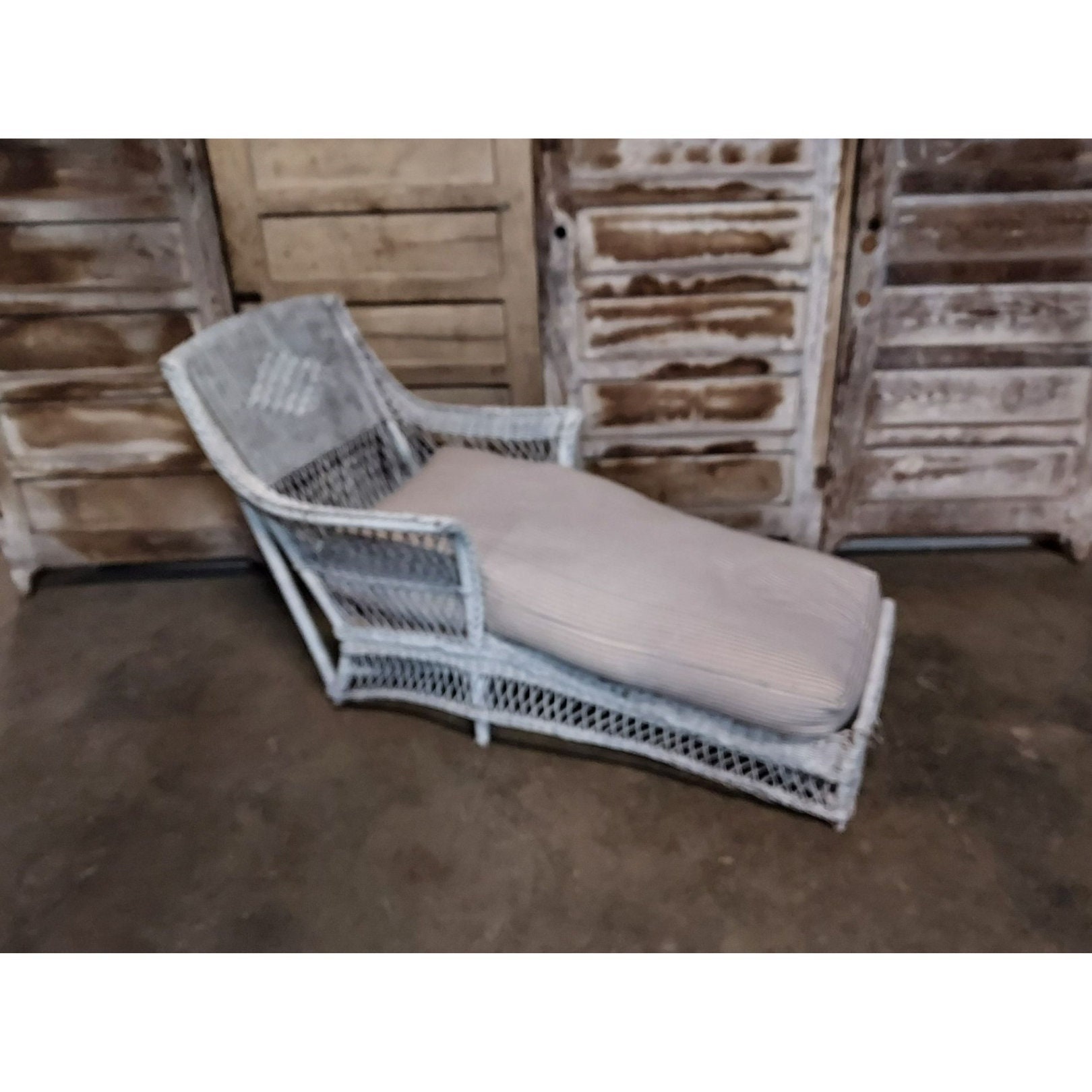 White wicker chaise lounge deals